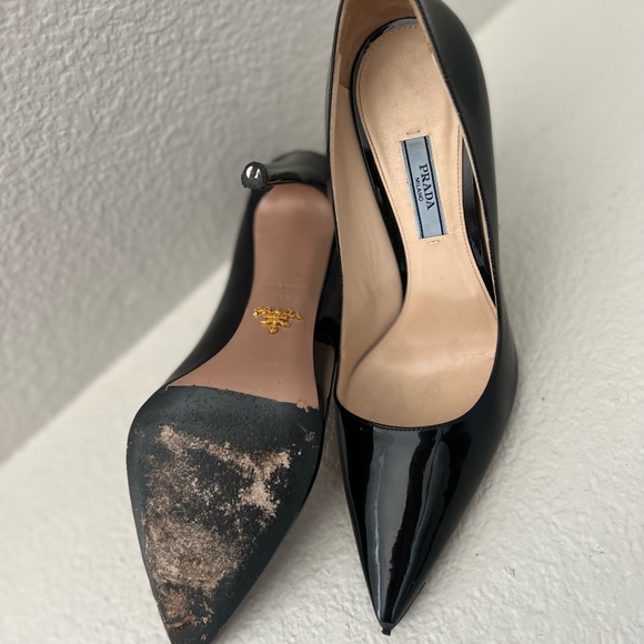 Worn and Refinished used Prada Saffiano patent leather pumps 39 - Picture 5 of 5